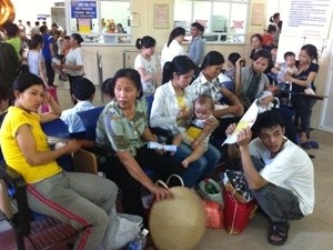 Parents with sick children wait their turn at the National Hospital of Pediatrics (Photo: VNA)